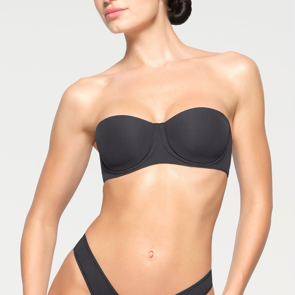 Skims FITS EVERYBODY STRAPLESS BRA ONYX / 42 / DD